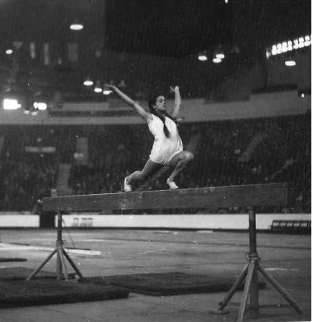 Laura Mecheli from Italy performing on Beam